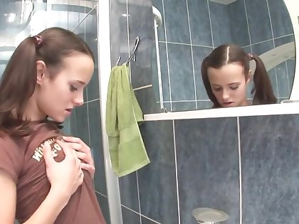 Dude licks young chicks pussy before fucking it in the shower